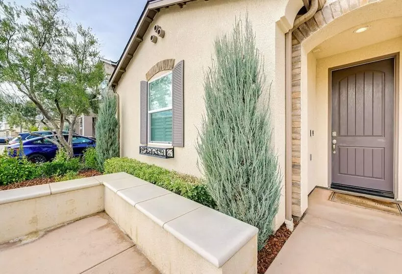 Pet Friendly Clovis Home   Near Mall & Waterpark!