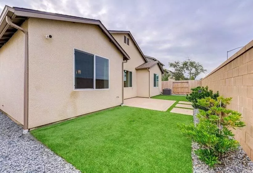 Pet Friendly Clovis Home   Near Mall & Waterpark!