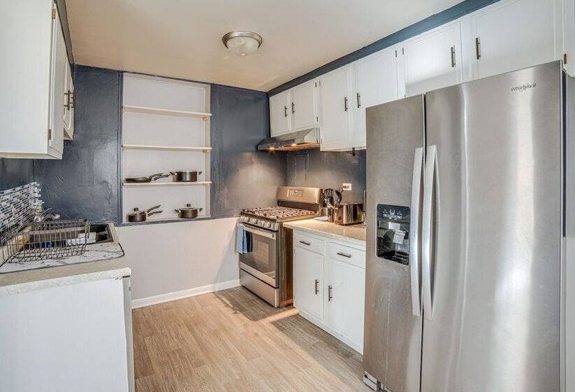 Homewood Home ~ 1 Mi To Metra Station!