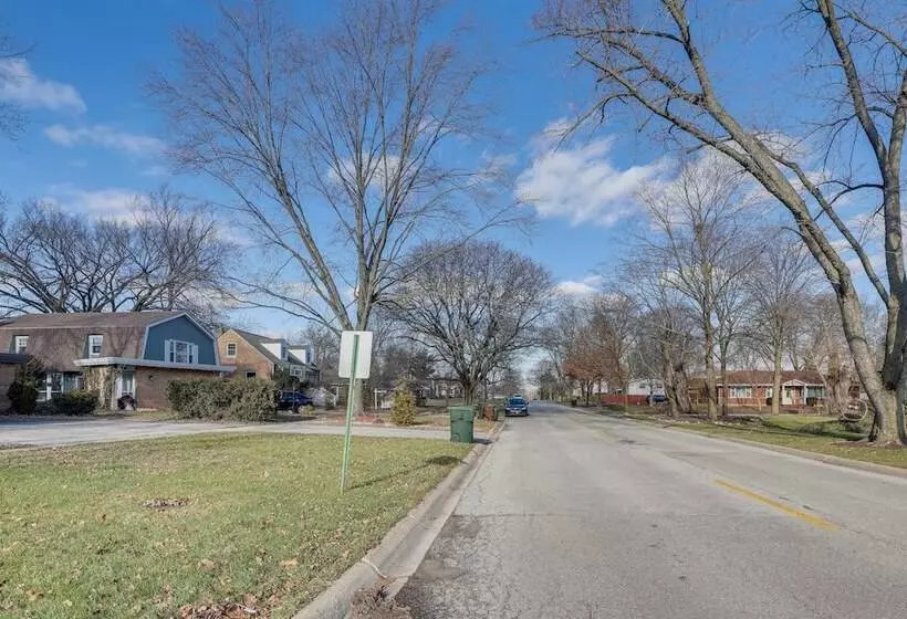 Homewood Home ~ 1 Mi To Metra Station!