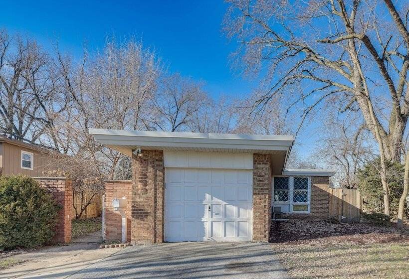 Homewood Home ~ 1 Mi To Metra Station!