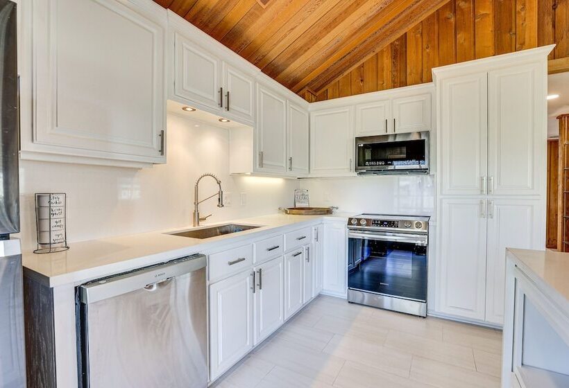 Hot Tub, Deck & Grill: Brookshire Gem Near Venues