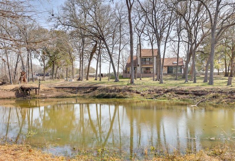 Hot Tub, Deck & Grill: Brookshire Gem Near Venues