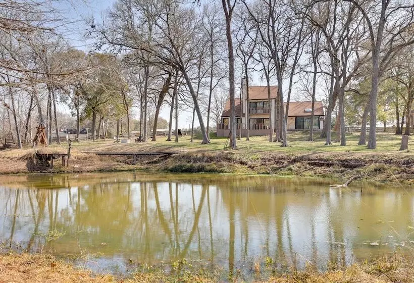 Hot Tub, Deck & Grill: Brookshire Gem Near Venues