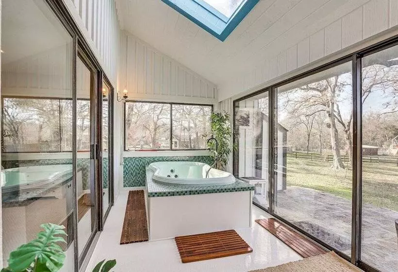 Hot Tub, Deck & Grill: Brookshire Gem Near Venues