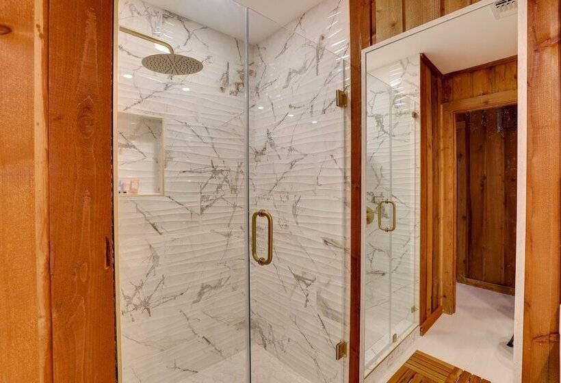 Hot Tub, Deck & Grill: Brookshire Gem Near Venues