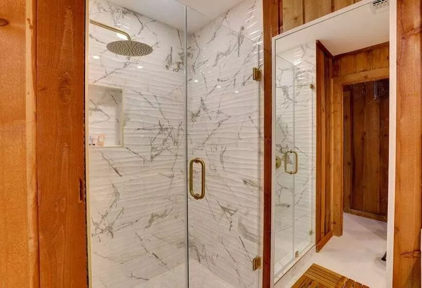 Hot Tub, Deck & Grill: Brookshire Gem Near Venues