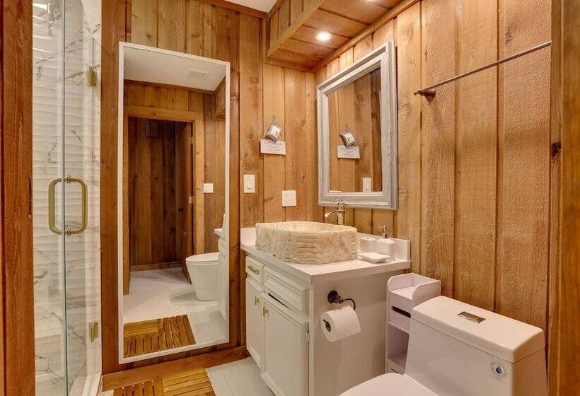 Hot Tub, Deck & Grill: Brookshire Gem Near Venues