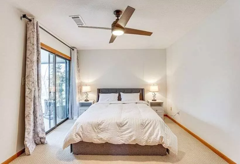 Hot Tub, Deck & Grill: Brookshire Gem Near Venues