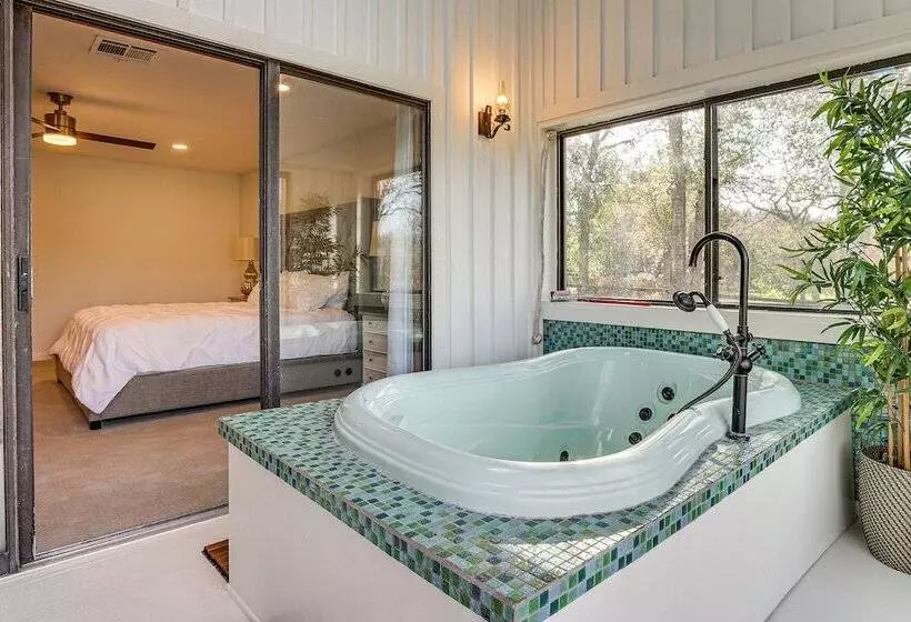 Hot Tub, Deck & Grill: Brookshire Gem Near Venues