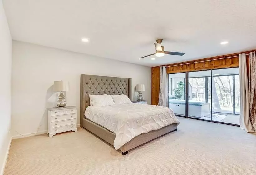 Hot Tub, Deck & Grill: Brookshire Gem Near Venues