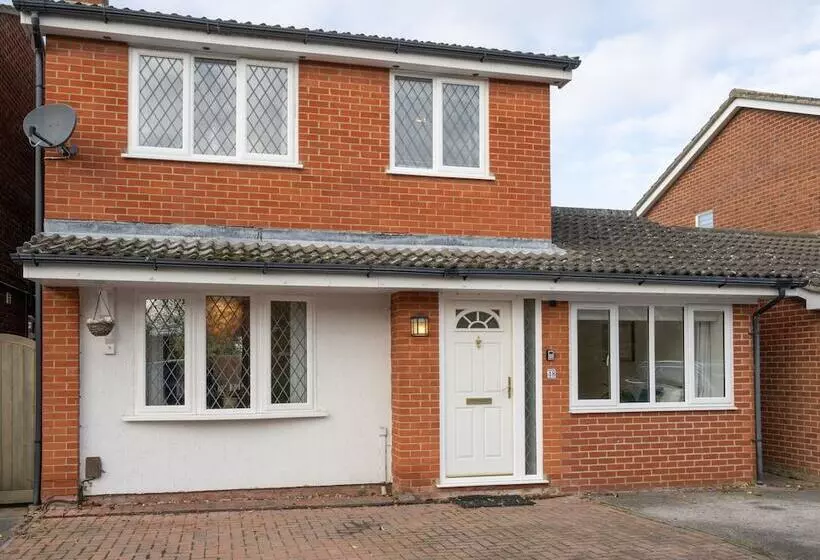 Residenssi Spacious 4 Br Cambridge House, Free Parking