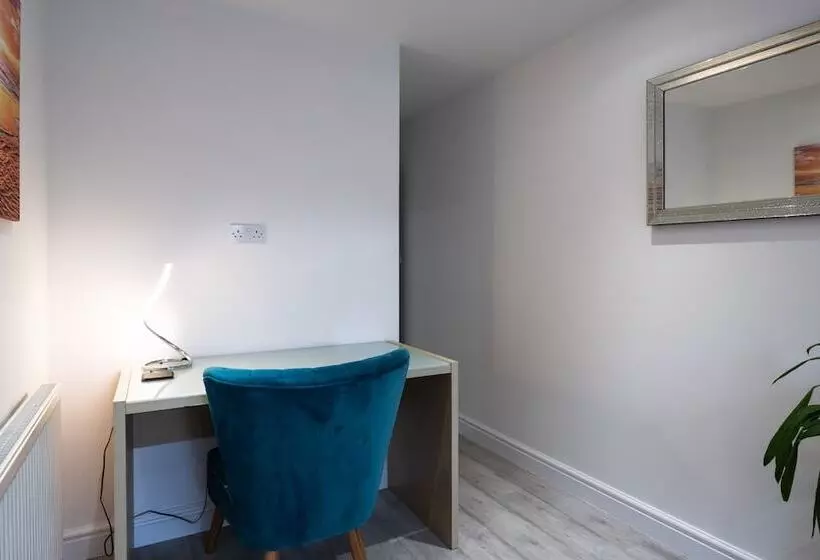 Residenssi Spacious 4 Br Cambridge House, Free Parking