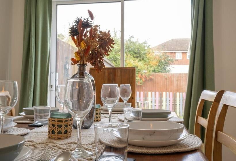 Резиденция Spacious 4 Br Cambridge House, Free Parking