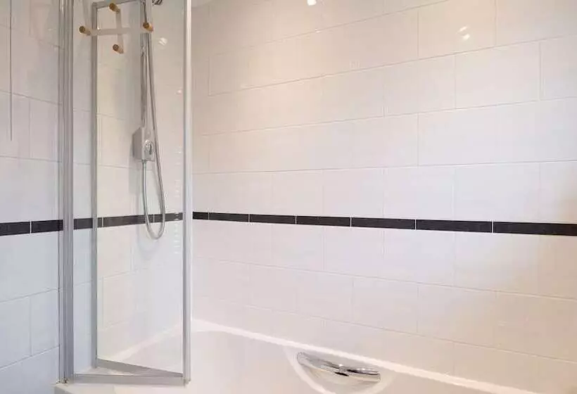 Residenssi Spacious 4 Br Cambridge House, Free Parking