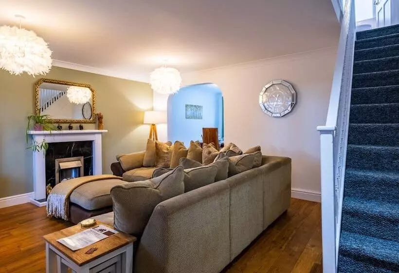 Residenssi Spacious 4 Br Cambridge House, Free Parking