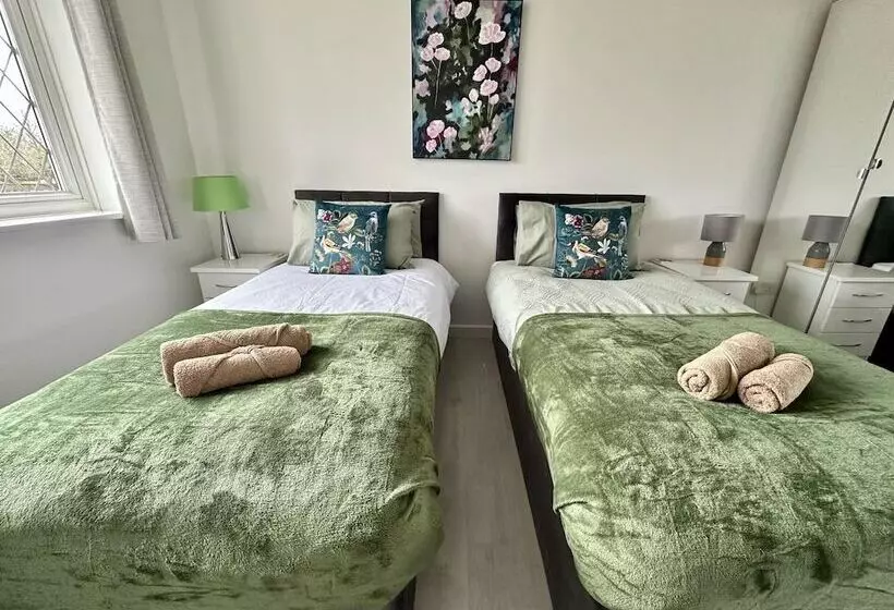 Residenssi Spacious 4 Br Cambridge House, Free Parking