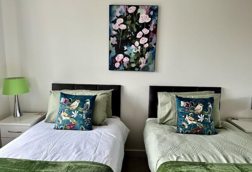 Резиденция Spacious 4 Br Cambridge House, Free Parking