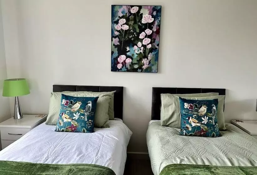 Residenssi Spacious 4 Br Cambridge House, Free Parking