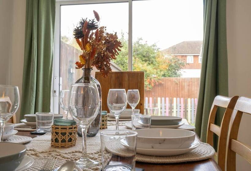 Резиденция Spacious 4 Br Cambridge House, Free Parking