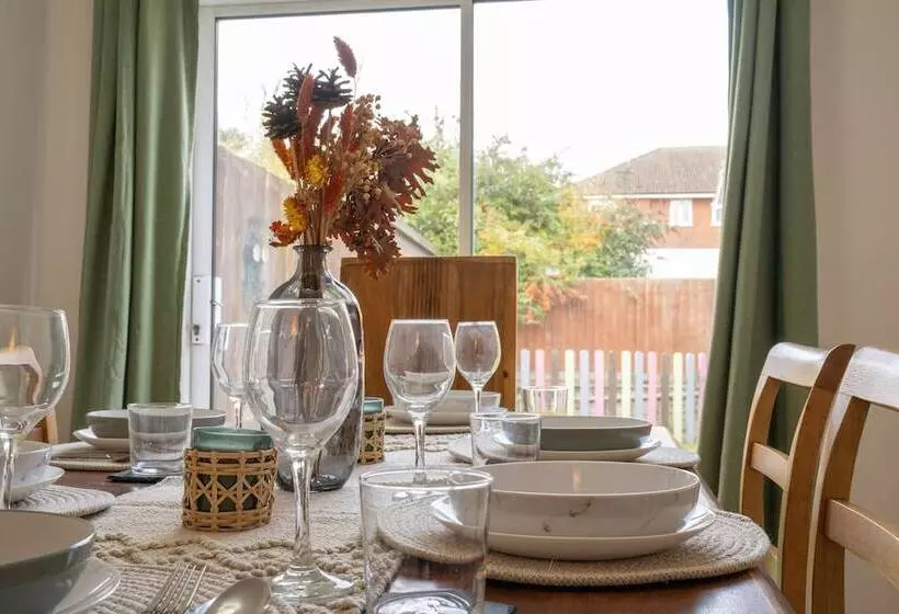 Residenssi Spacious 4 Br Cambridge House, Free Parking