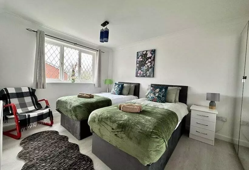 Residenssi Spacious 4 Br Cambridge House, Free Parking