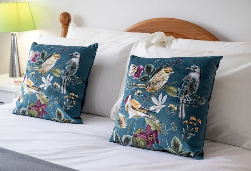 Резиденция Spacious 4 Br Cambridge House, Free Parking