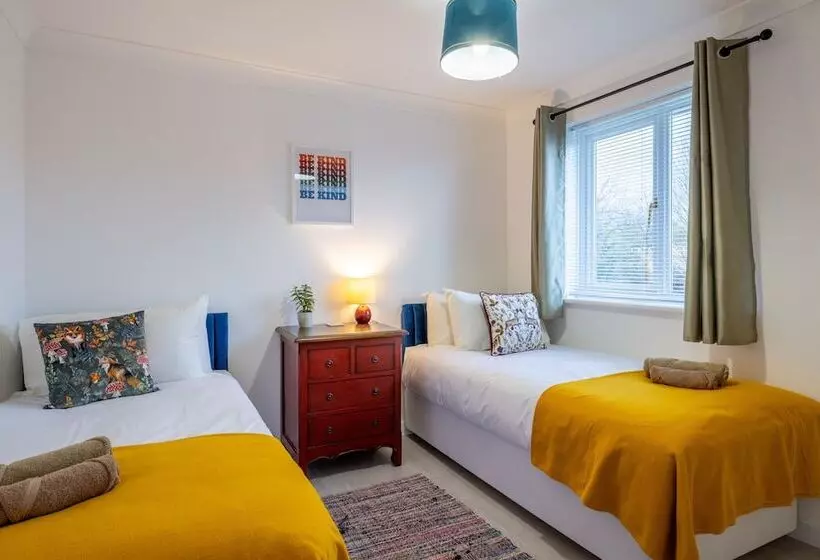 Residenssi Spacious 4 Br Cambridge House, Free Parking