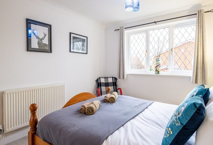 Резиденция Spacious 4 Br Cambridge House, Free Parking