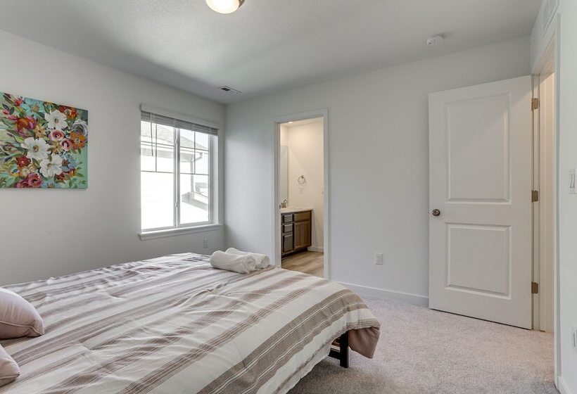 16 Mi To Denver: Spacious Commerce City Home!