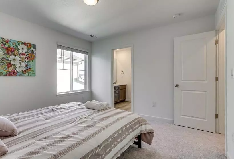 16 Mi To Denver: Spacious Commerce City Home!
