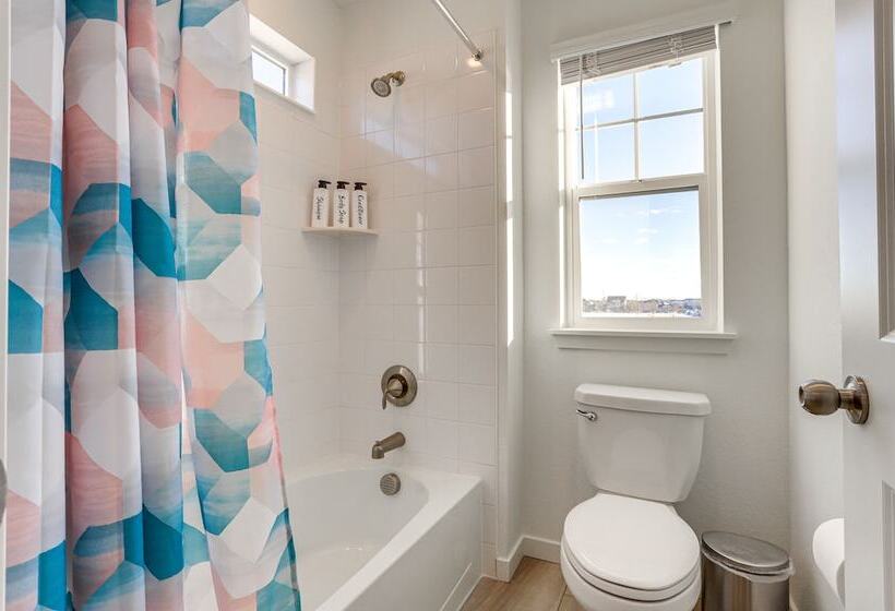 16 Mi To Denver: Spacious Commerce City Home!