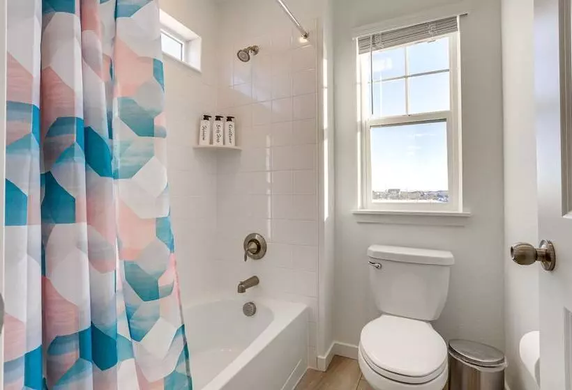 16 Mi To Denver: Spacious Commerce City Home!