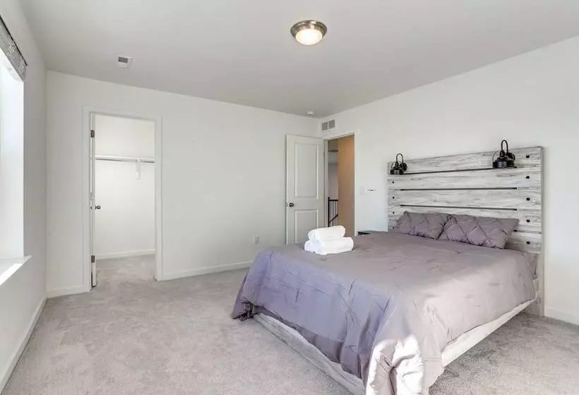 16 Mi To Denver: Spacious Commerce City Home!