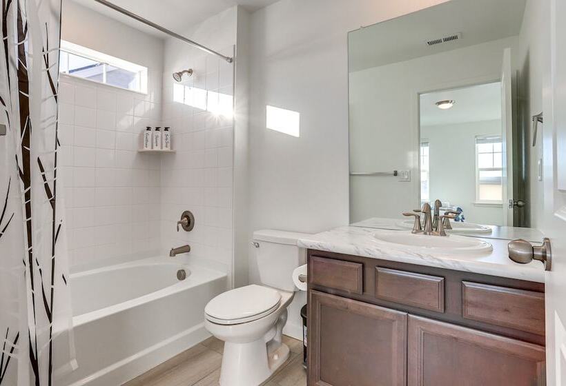 16 Mi To Denver: Spacious Commerce City Home!