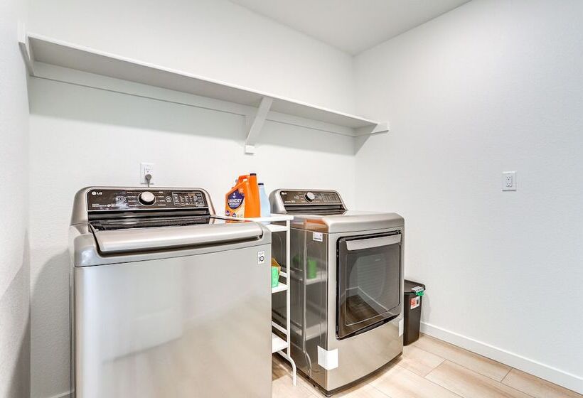 16 Mi To Denver: Spacious Commerce City Home!