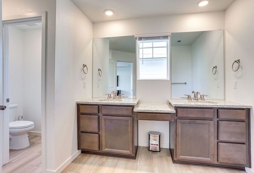 16 Mi To Denver: Spacious Commerce City Home!