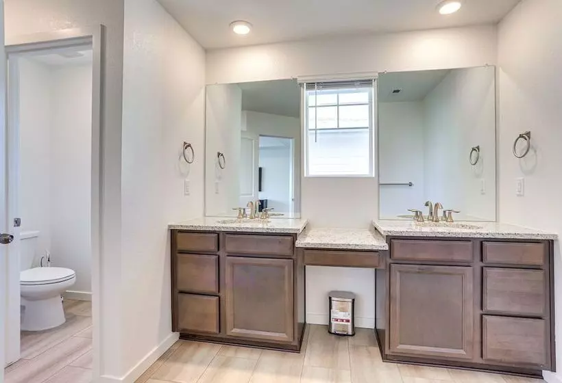 16 Mi To Denver: Spacious Commerce City Home!