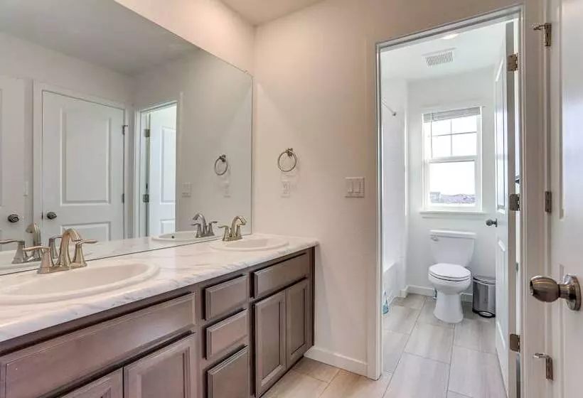 16 Mi To Denver: Spacious Commerce City Home!