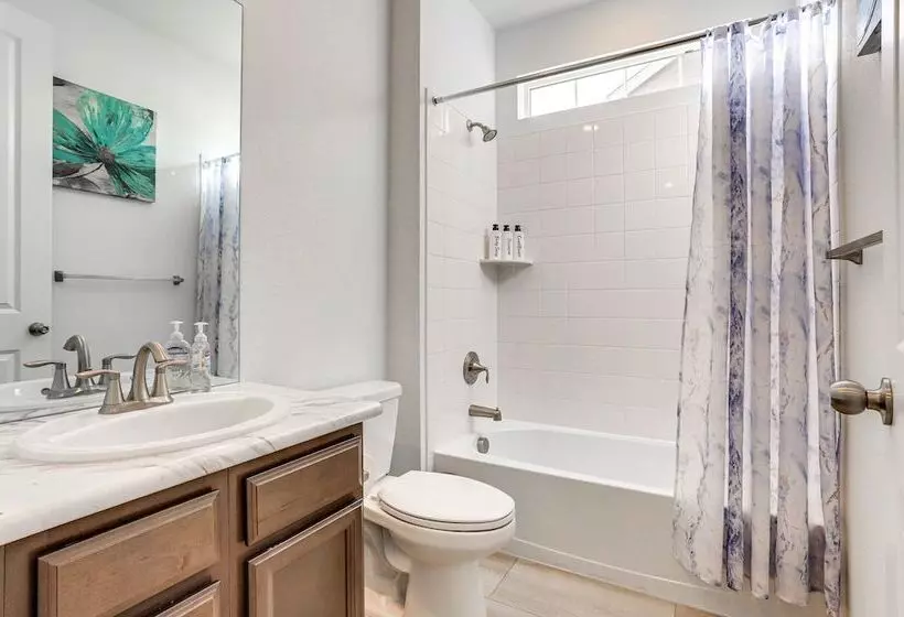 16 Mi To Denver: Spacious Commerce City Home!