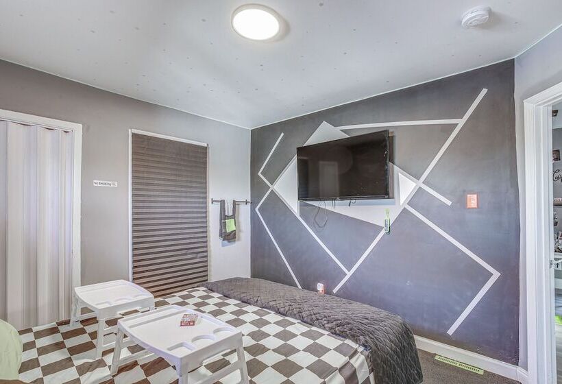 St Louis Home W/ Mini Pool Table & Arcade Game!