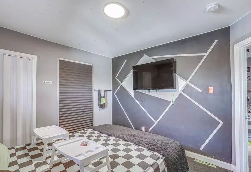 St Louis Home W/ Mini Pool Table & Arcade Game!