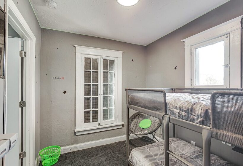 St Louis Home W/ Mini Pool Table & Arcade Game!