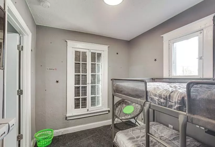 St Louis Home W/ Mini Pool Table & Arcade Game!