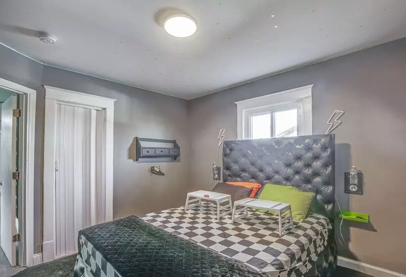 St Louis Home W/ Mini Pool Table & Arcade Game!