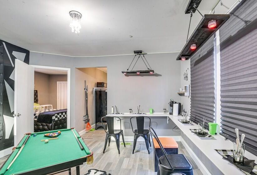 St Louis Home W/ Mini Pool Table & Arcade Game!