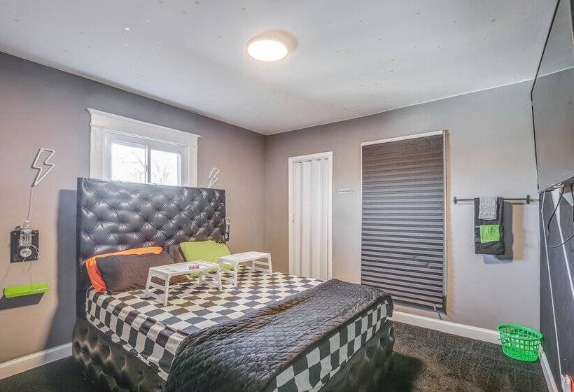 St Louis Home W/ Mini Pool Table & Arcade Game!