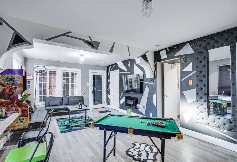 St Louis Home W/ Mini Pool Table & Arcade Game!