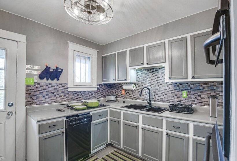 St Louis Home W/ Mini Pool Table & Arcade Game!