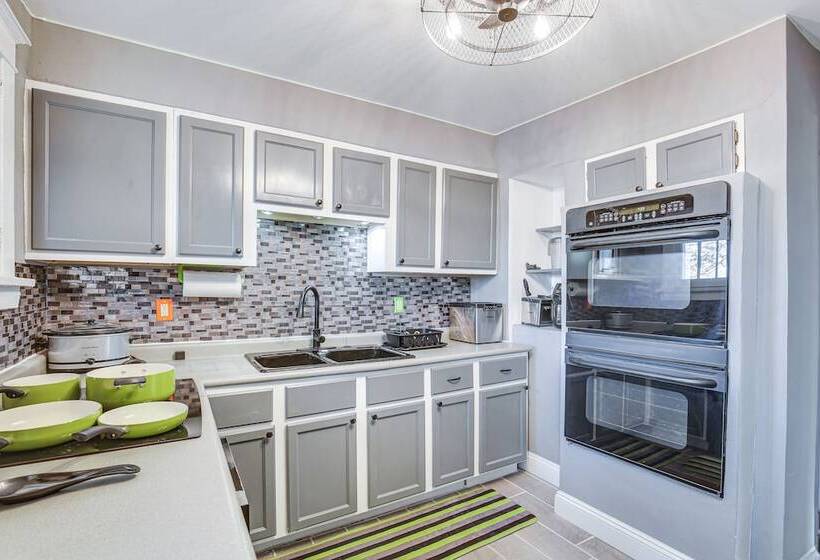 St Louis Home W/ Mini Pool Table & Arcade Game!